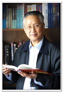 clip_image002.jpg 说明: 黄希庭教授工作照1