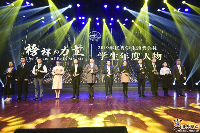 (4)raybet最佳电子竞技平台党委书记郭新立为raybet最佳电子竞技平台2020年“榜样的力量”学生年度人物颁奖