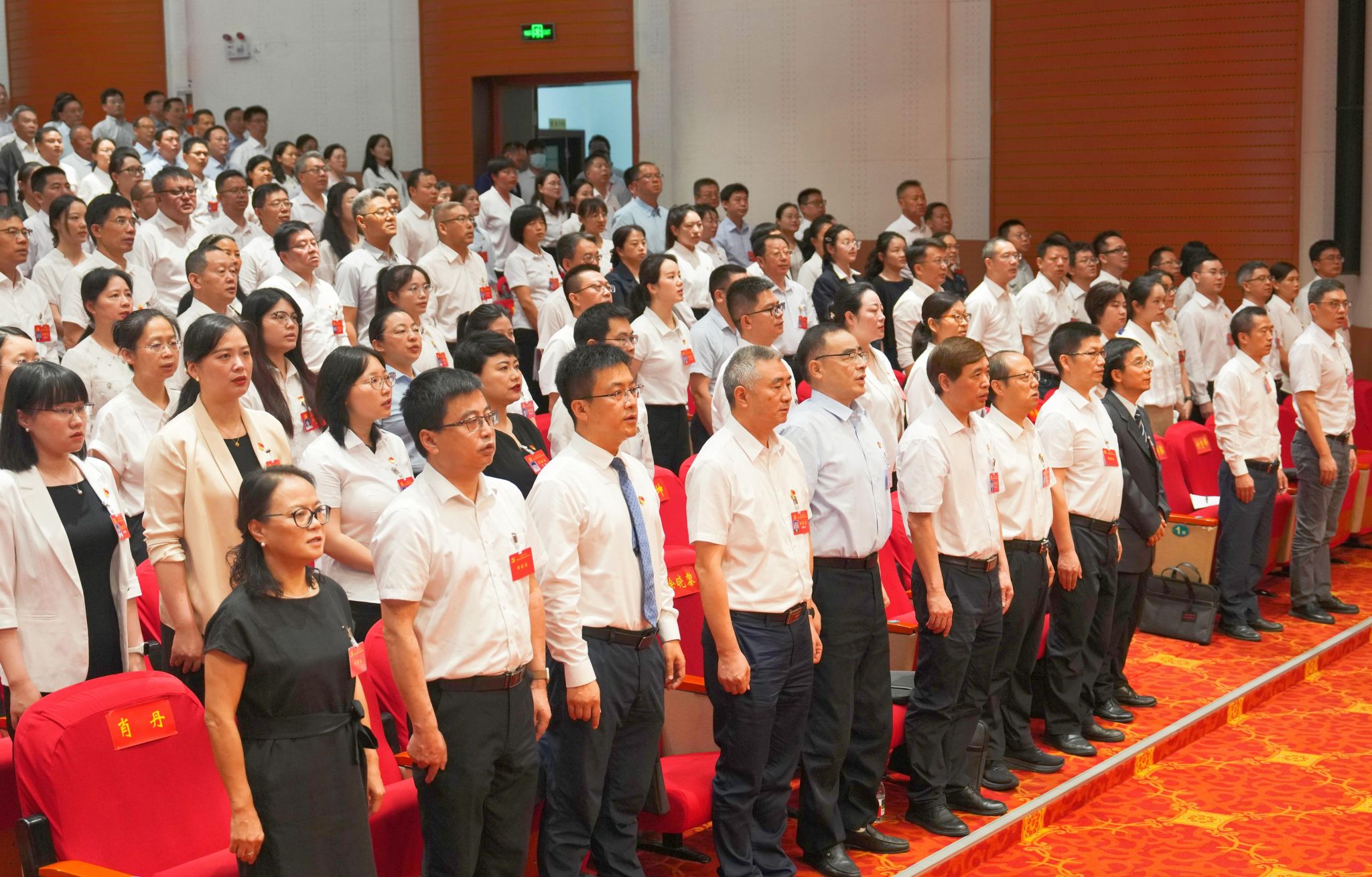 文件名称:大会高唱国歌.jpg原图大小:2.49MB