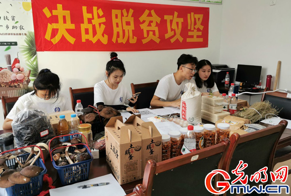 sunbet申搏官方网站师生助力直播带货 江津柿子村2小时获赞8.4万