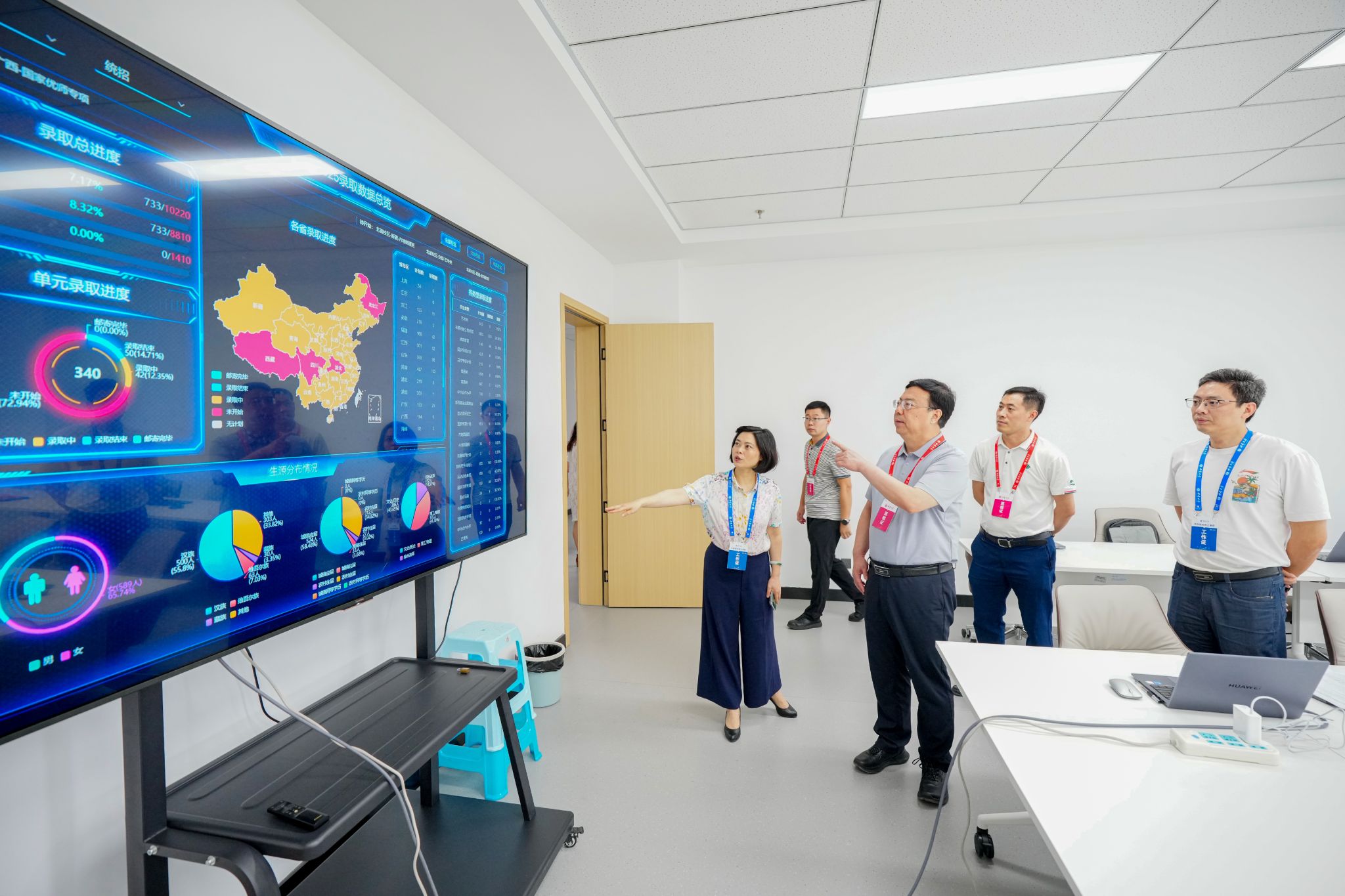 文件名称:03王进军、白显良视察录取工作进展情况.jpg原图大小:4.88MB