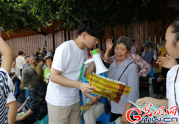 sunbet申搏官方网站师生助力直播带货 江津柿子村2小时获赞8.4万