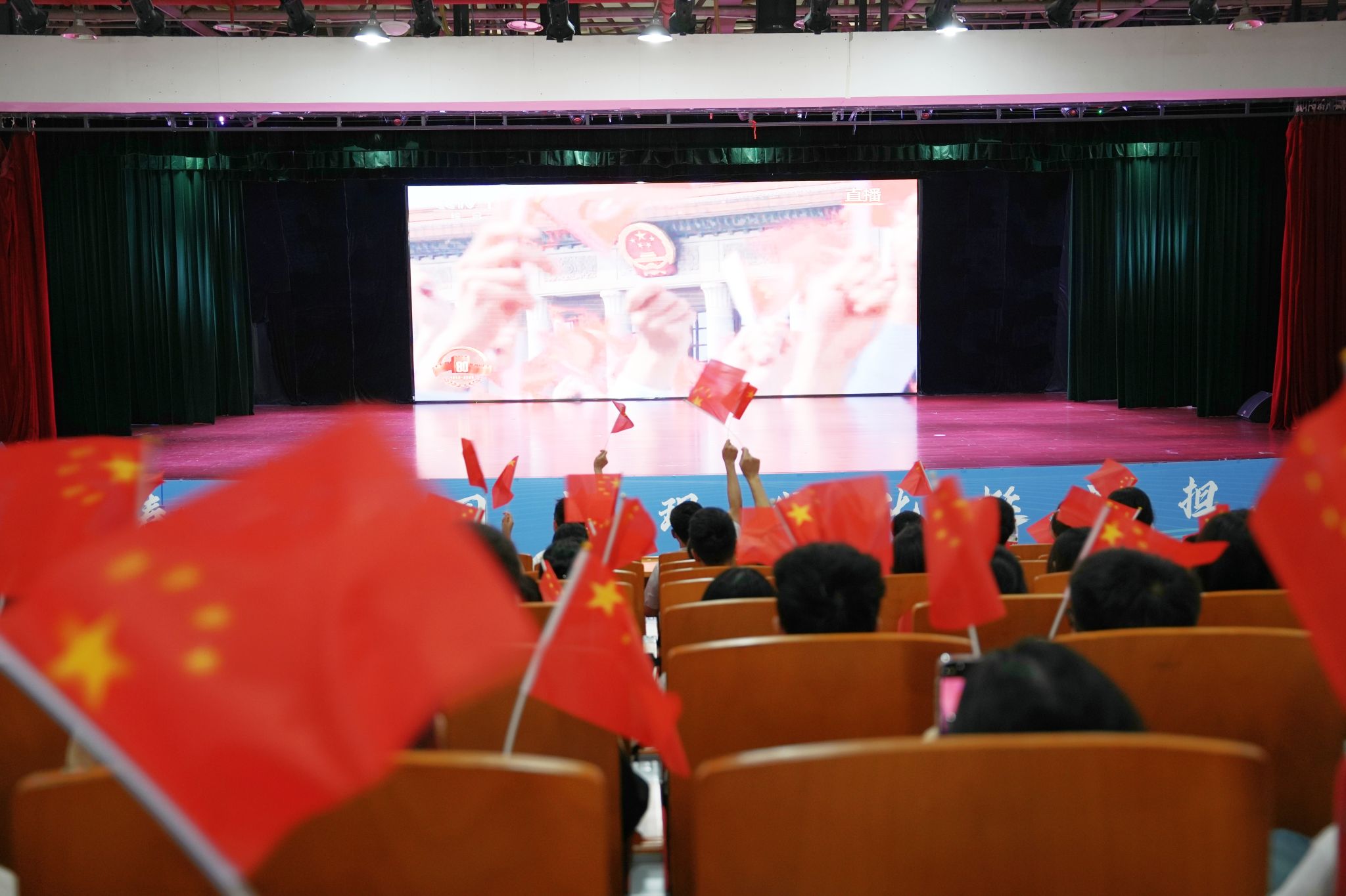 文件名称:学生观看.jpg原图大小:6.88MB