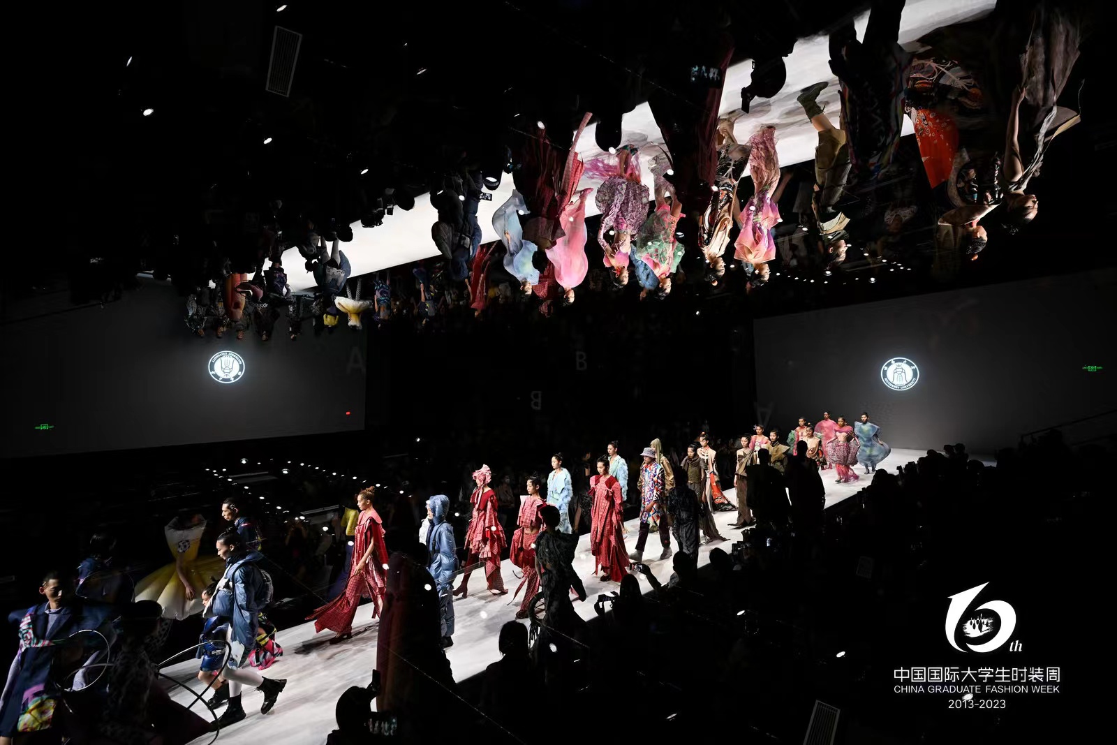 文件名称:在中国国际大学生时装周进行专场展示.jpg原图大小:0.36MB